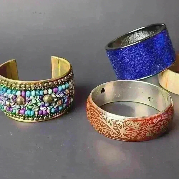 Bracelets bundle of 4 vintage to morden style bracelets - Picture 3 of 17